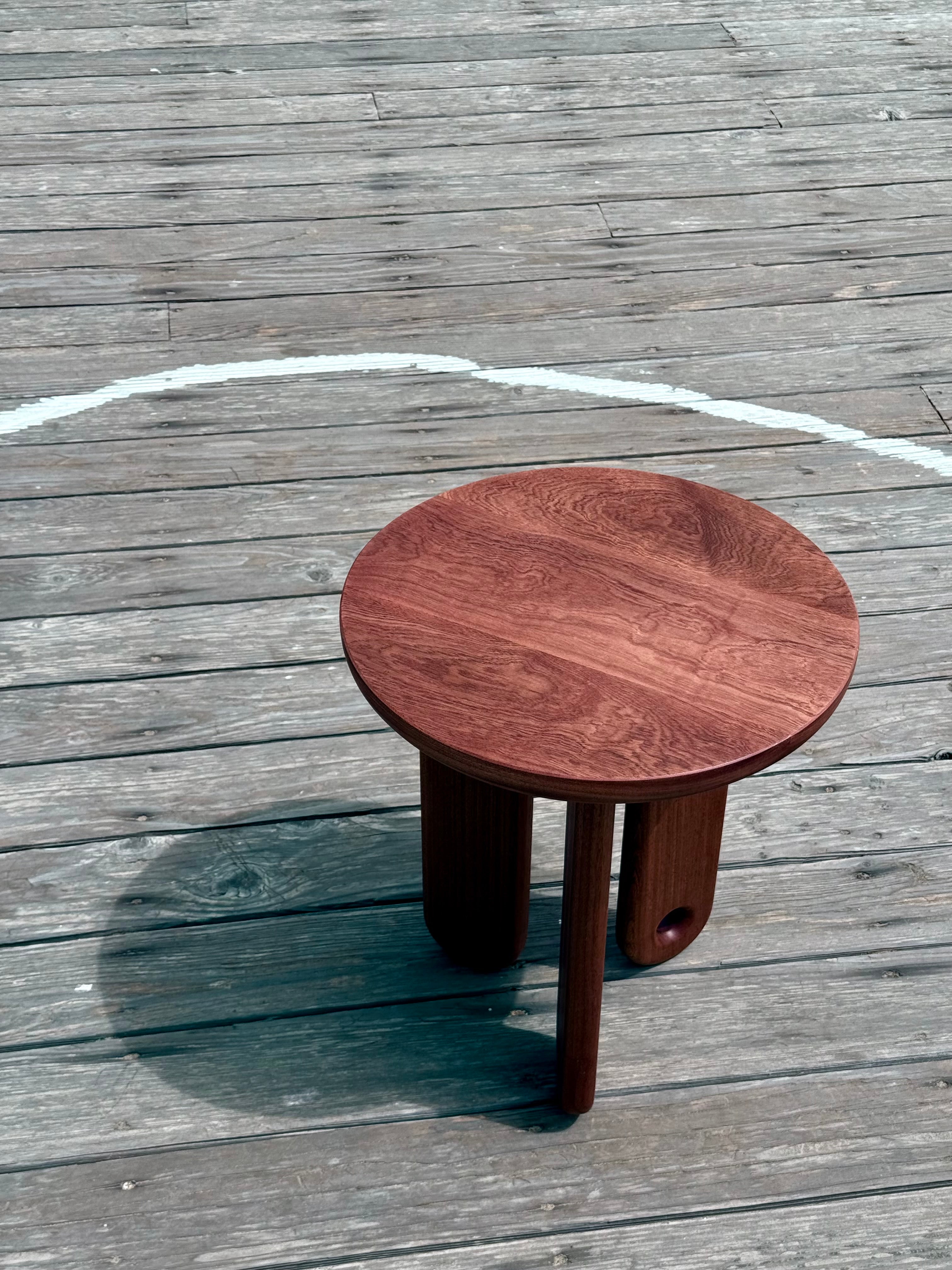 "Nuh" side table