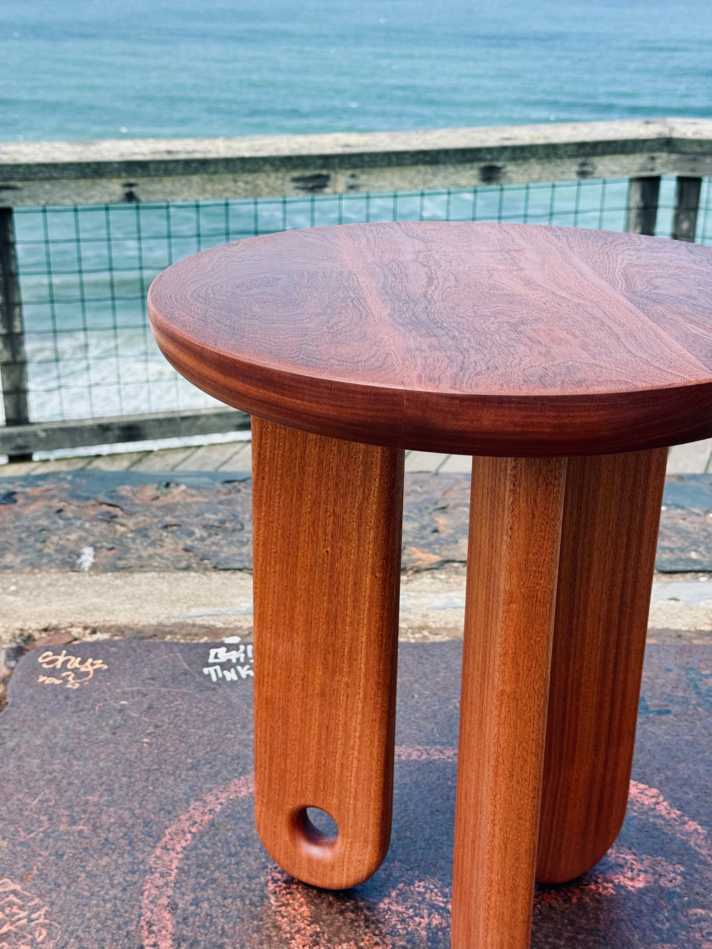 "Nuh" side table