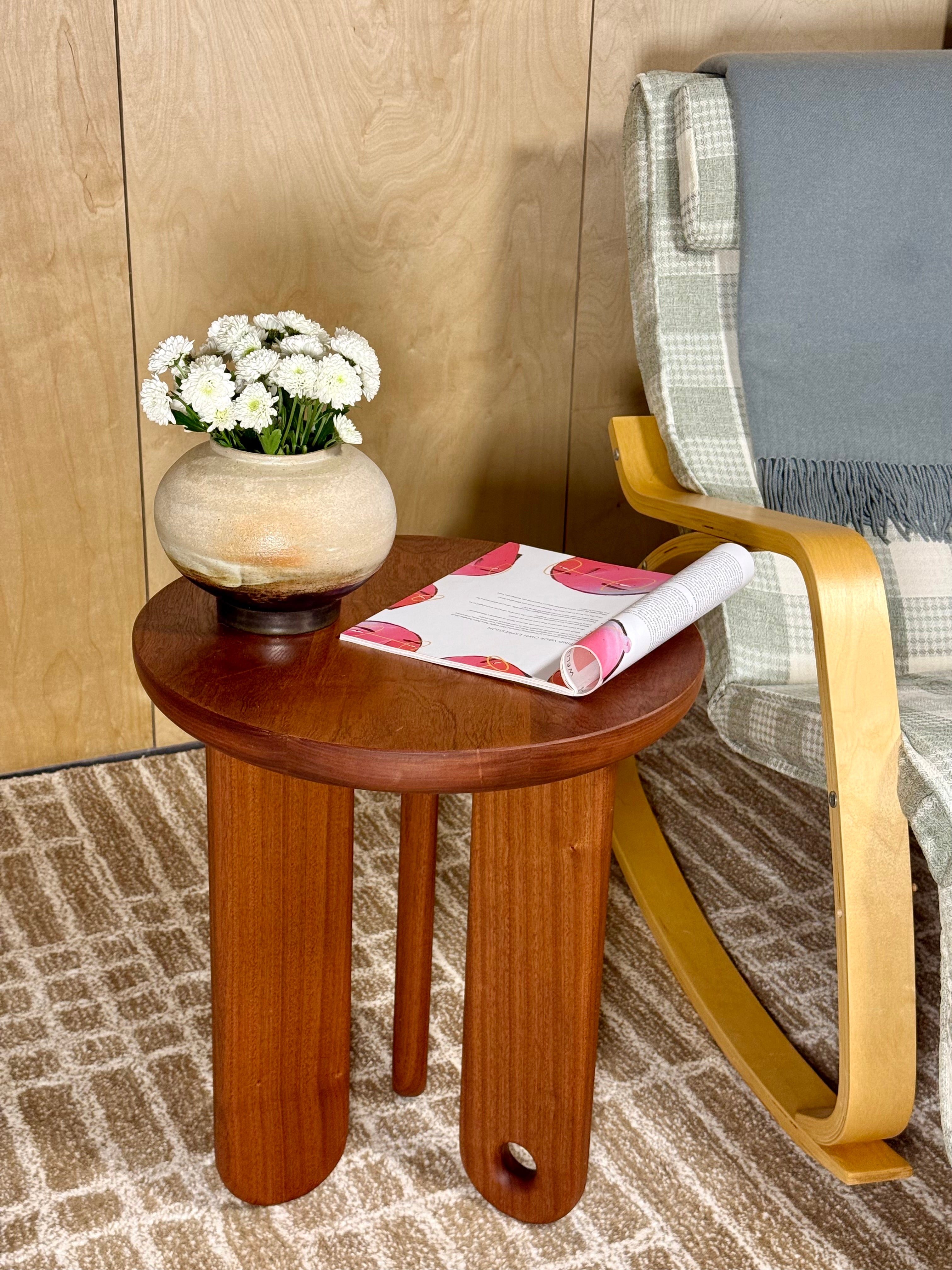 "Nuh" side table